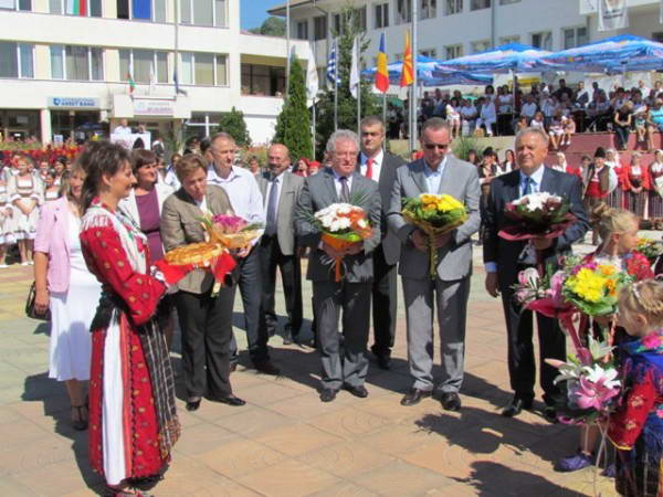  Първия международен фолклорен фестивал в Неделино