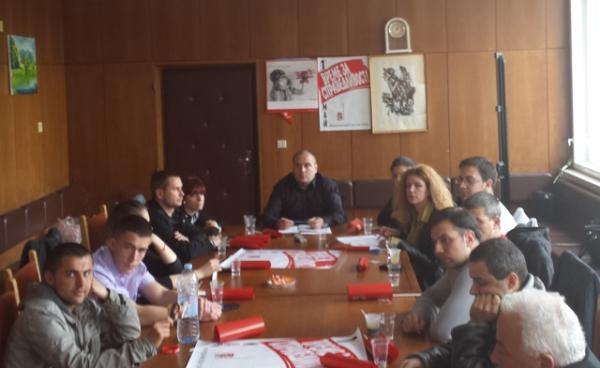 В навечерието на празника на труда, младежи от левицата обсъдиха  високите нива на безработица, примитивните условия на труд и мизерното му заплащане в   община Смолян