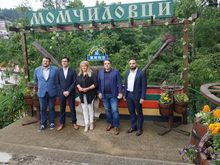 Депутати и министри в оставка посетиха Момчиловци
