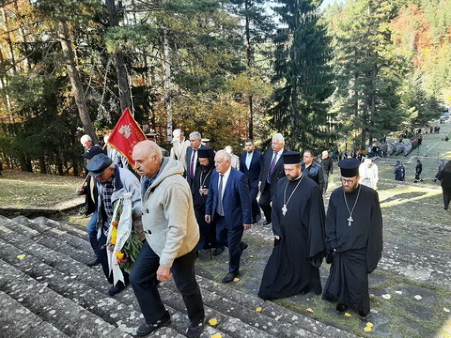 Смолян се преклони пред саможертвата и подвига на героите на заветния връх Средногорец