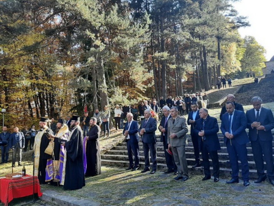 Смолян се преклони пред саможертвата и подвига на героите на заветния връх Средногорец