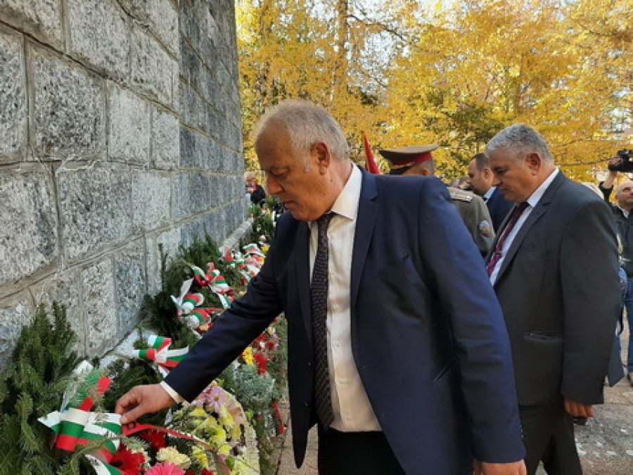 Смолян се преклони пред саможертвата и подвига на героите на заветния връх Средногорец
