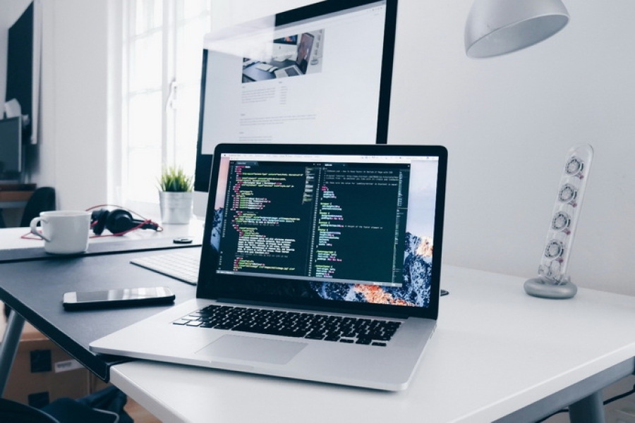 Изображение: https://unsplash.com/photos/a-macbook-with-lines-of-code-on-its-screen-on-a-busy-desk-m_HRfLhgABo