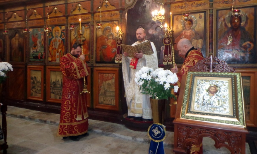 Отец Запрян чете литургийното слово
