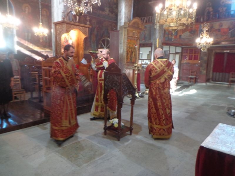 В храм &bdquo;Св. Неделя&rdquo;, в смолянския квартал Райково, миряни се поклониха пред Светия кръст