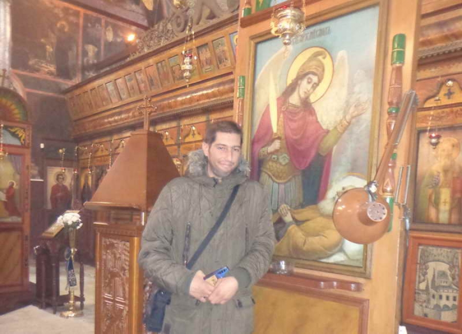 Райчо Бочуков пред иконата на св. Архангел Михаил при храм &bdquo;Св. Неделя&rdquo; - Райково