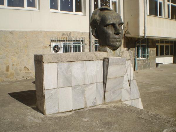 Обновяват паметника на Асен Златаров в двора на Второ ОУ в кв. Райково