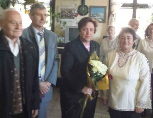 Дора Янкова дари нови униформи на пенсионерски клуб, организираха  й концерт в знак на благодарност