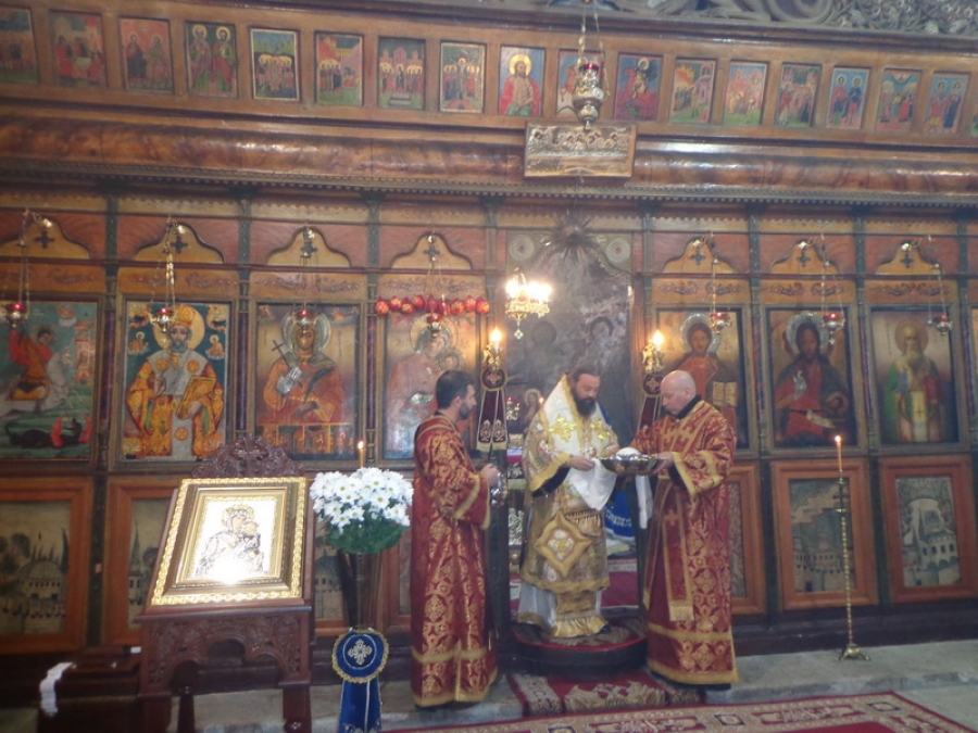 Смоленски епископ Висарион ритуално измива ръцете си, за да изрази смирение пред миряните