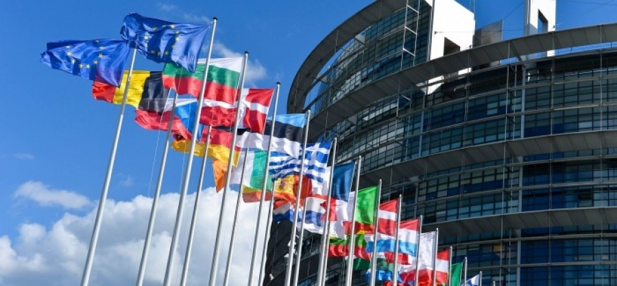 Трябва да регулираме платформите за социални медии, за да защитим демокрацията, казват евродепутатите