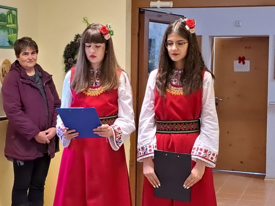 Представители на НЧ "Светлина&ldquo; &ndash; с. Момчиловци посетиха  и поздравиха  възрастните хора в дома в с. Фатово