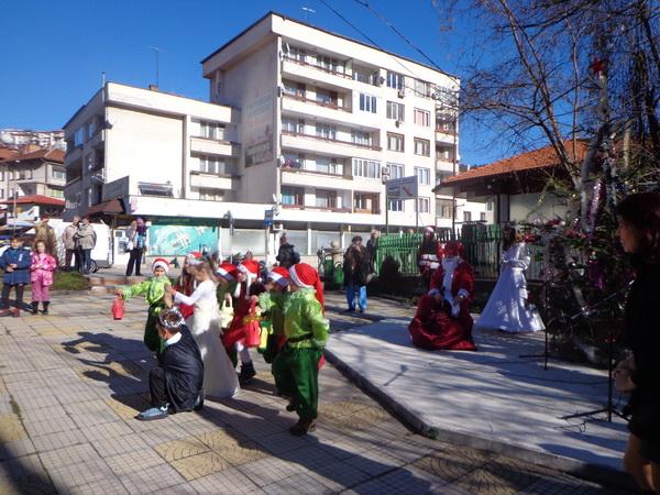 Коледен празник озари децата от кв. Райково