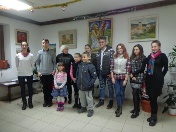 Любители на пианото показаха умения в Коледен концерт