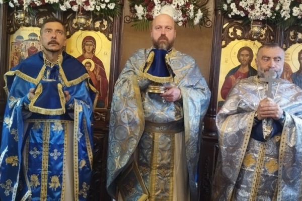 Храм „Покров на Пресвета Богородица”, намиращ се в двора на Архиерейското наместничество в Смолян чества своя празник
