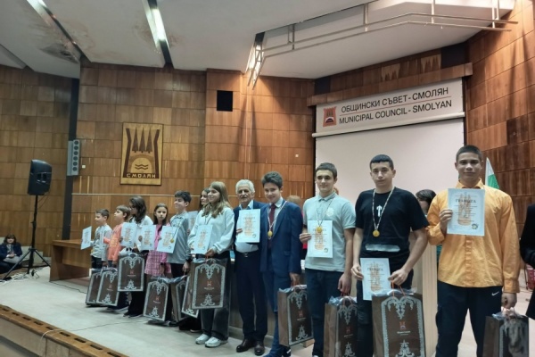 Наградиха победителите в Областното математическо състезание „Стоян Попратилов“