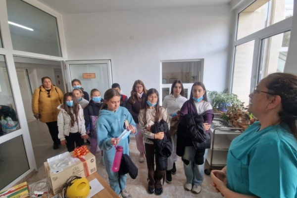 Деца от Първо СУ „Св. св. Кирил и Методий“ дариха медицински консумативи и апаратура на Детското отделение в МБАЛ – Смолян