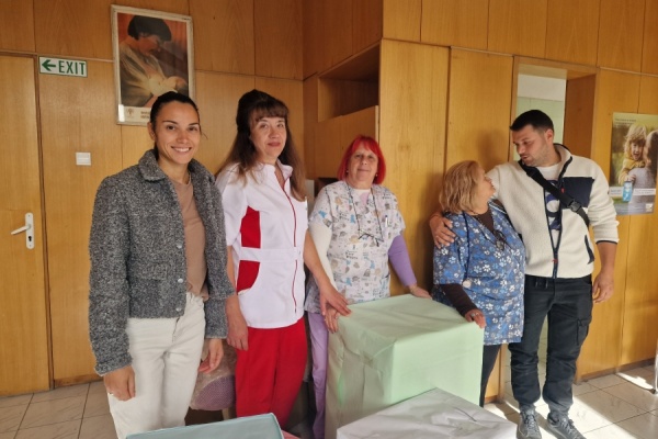 Младо семейство избра да сподели сватбеното си щастие с новородените в смолянската болница
