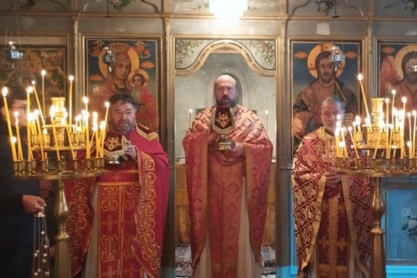 Храм „Св. Димитър „ в село Пещера чества своя празник