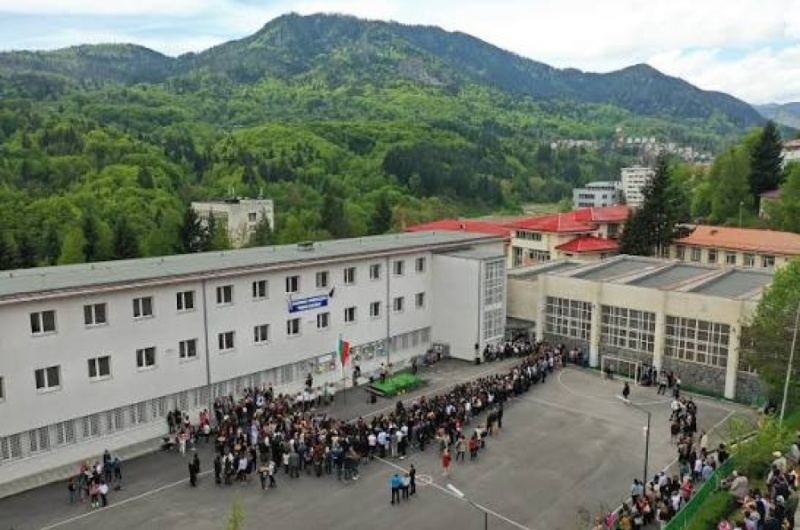 Вместо цветя, събират дарения в помощ на 19-годишната Джесика на първия учебен ден в Езиковата гимназия в Смолян